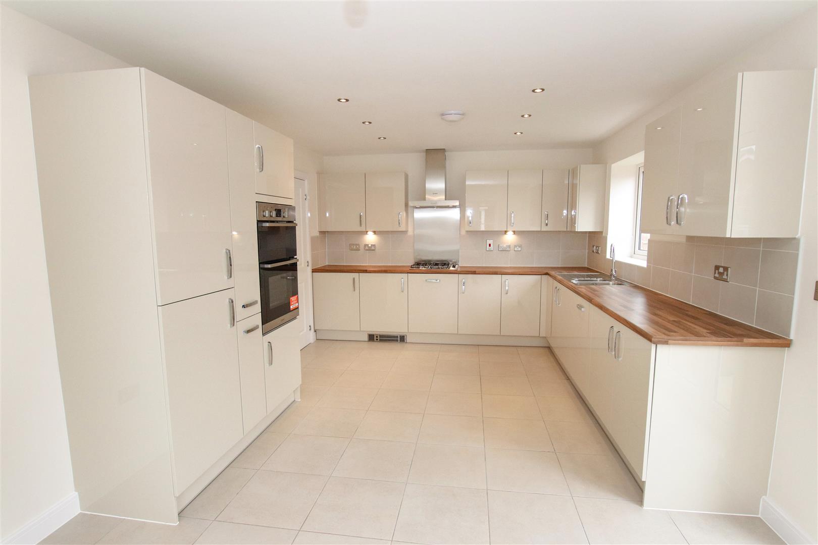 MODERN FITTED KITCHEN / DINING ROOM